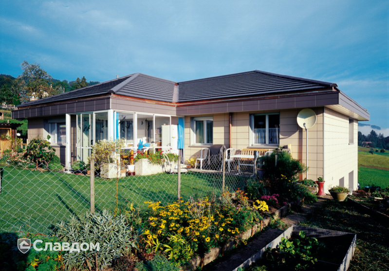 Частный одноэтажный дом с крышей из черепицы Creaton Domino Schieferton Engobiert