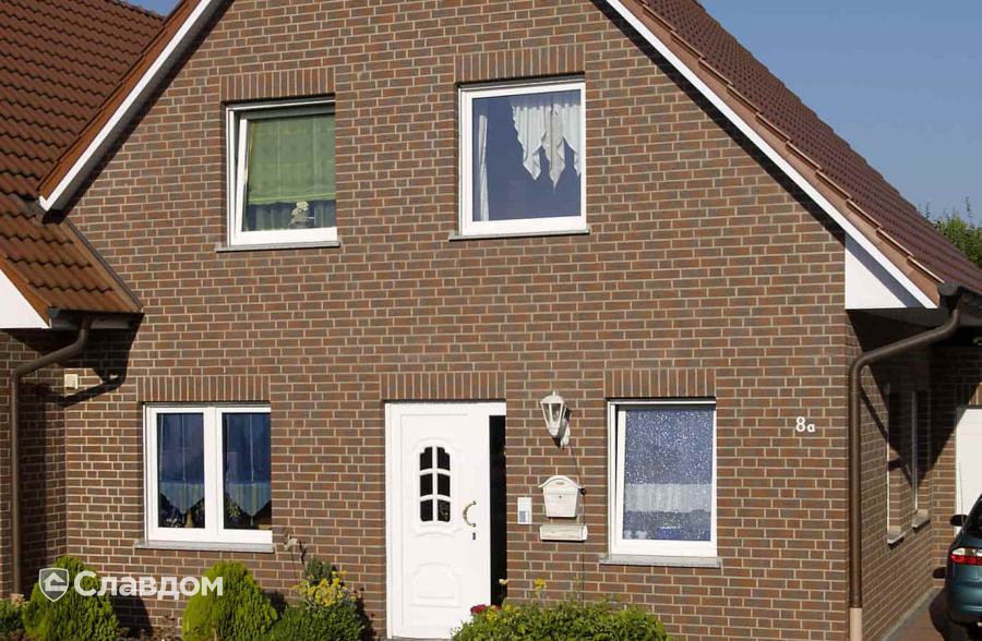 Загородный дом с облицовкой кирпичом Feldhaus Klinker 335 carmesi antic mana