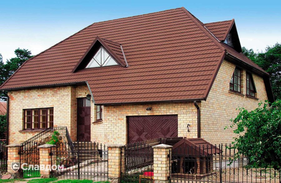 Дом с покрытием крыши из композитной черепицы METROTILE МетроБонд кофе