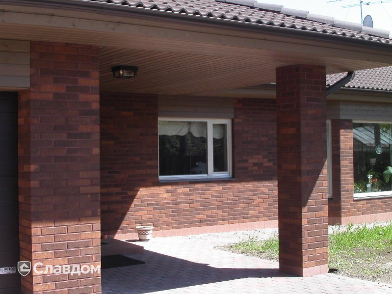 Одноэтажный жилой дом с облицовкой кирпичом Terca Terra шероховатый