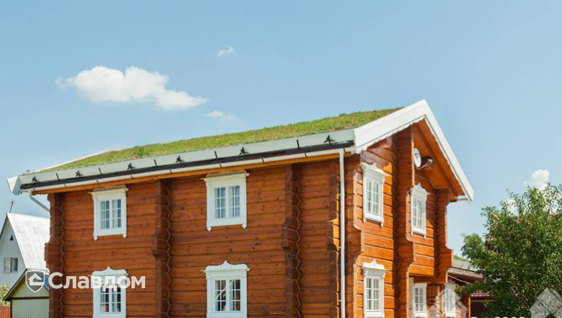 Частный дом в Калужской области с зеленой крышей BAUDER