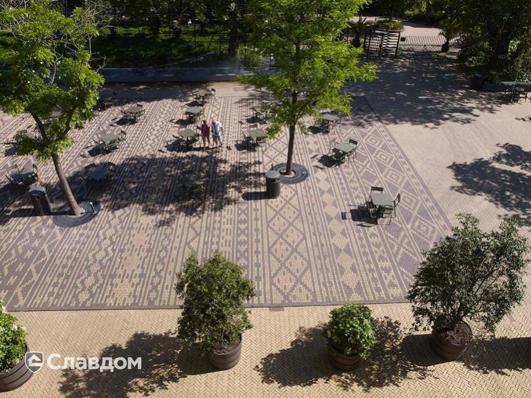 Площадь в Амстердаме с применением брусчатки Penter Nero Wasserstrich DF