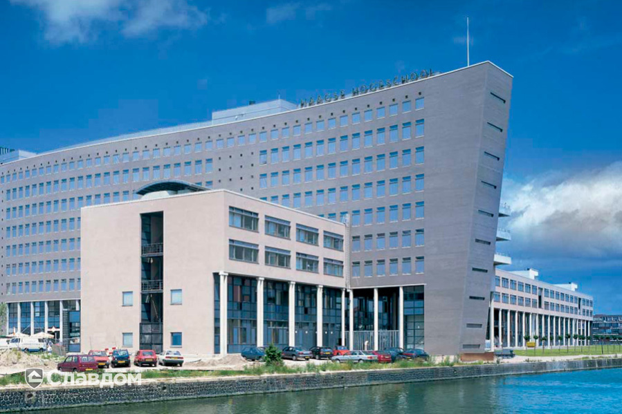 Университет прикладных наук Гааги с облицовкой кирпичом Roben Faro Grau nuanciert и Roben Oslo perlweiss