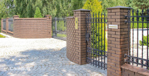 Забор частного дома с применением профильного кирпича и фасадной плитки King Klinker 03 коричневый