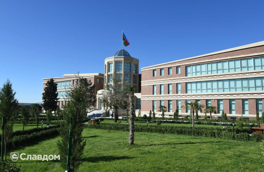 Здание Шекинского районного суда с облицовкой фасадной плиткой Stroeher Keraprotect 416