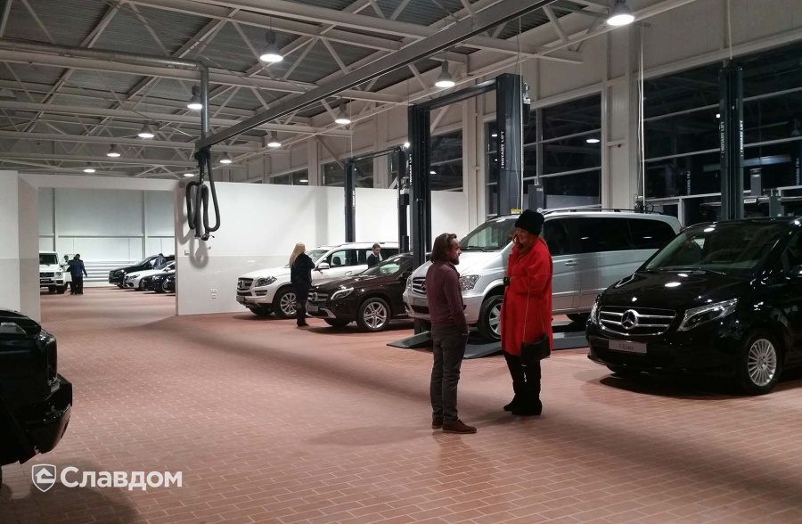 Автосалон с напольной промышленной плиткой Stroeher Stalotec 215 rot