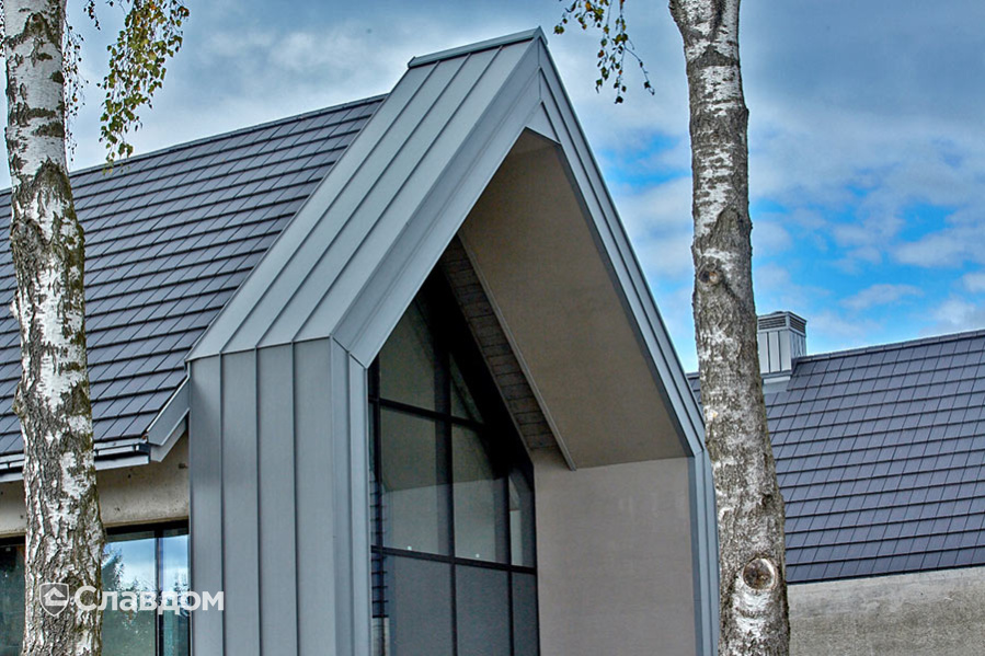 Дом с применением керамической черепицы Koramic Orea 9 anthracite matt engobe