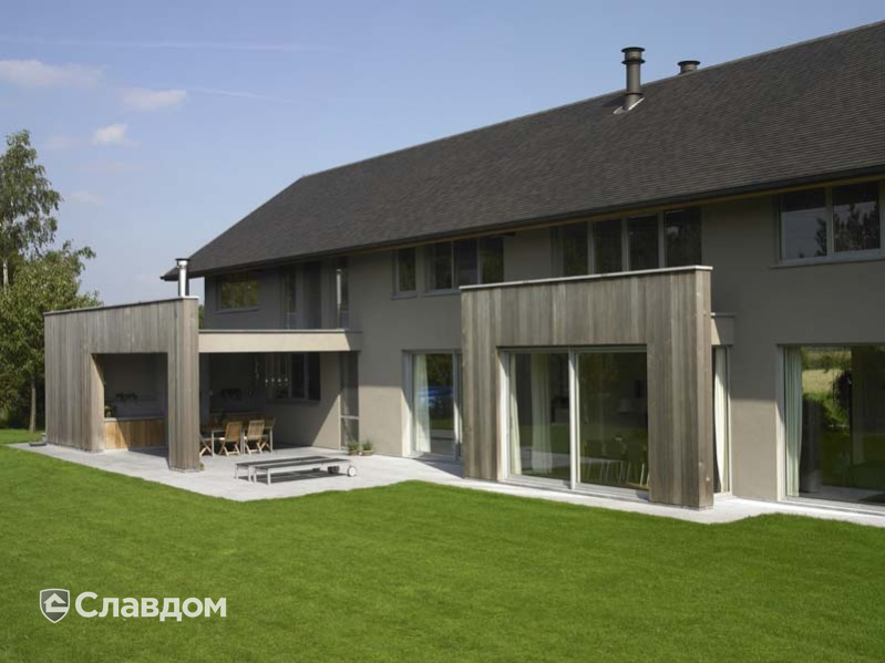 Жилой дом с применением керамической черепицы Koramic 301 Plain Tile Smooth Braised Blue