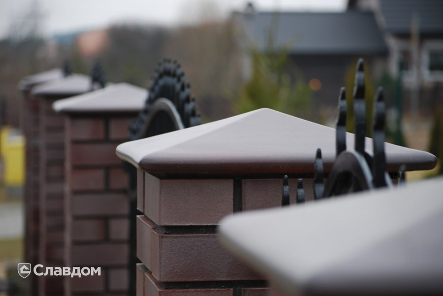 Забор частного дома с применением клинкерных оголовков и фасадной плитки King Klinker 07 Кармазиновый остров