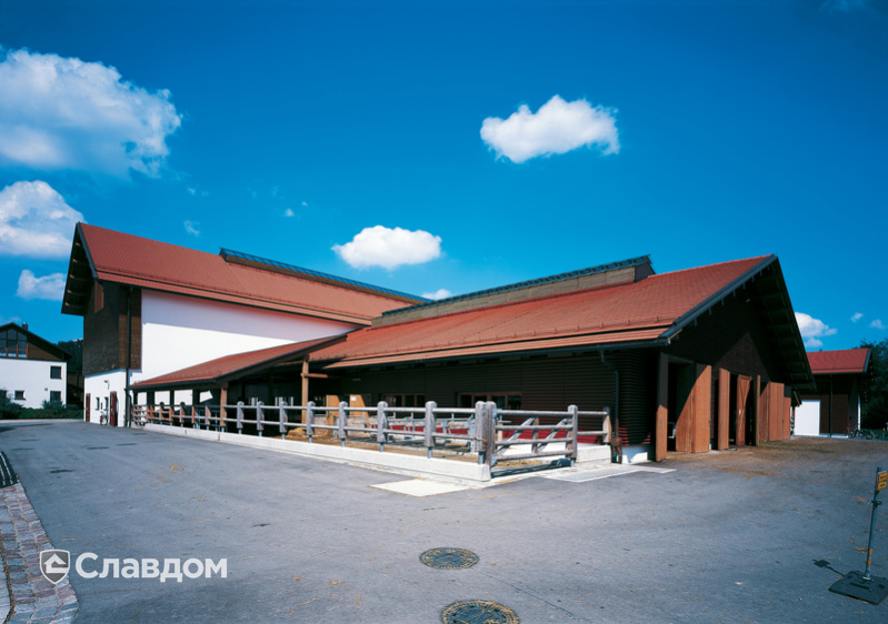 Жилой комплекс с крышей из черепицы Creaton Domino Naturrot