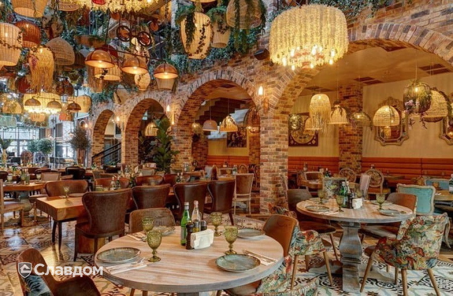 Ресторан "Шеф Амазония bar & club" с использованием кирпича Roben Moorbrand torf-bunt