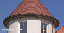Историческое здание с применением керамической черепицы Koramic 301 Plain Tile Smooth Amarant Engobe