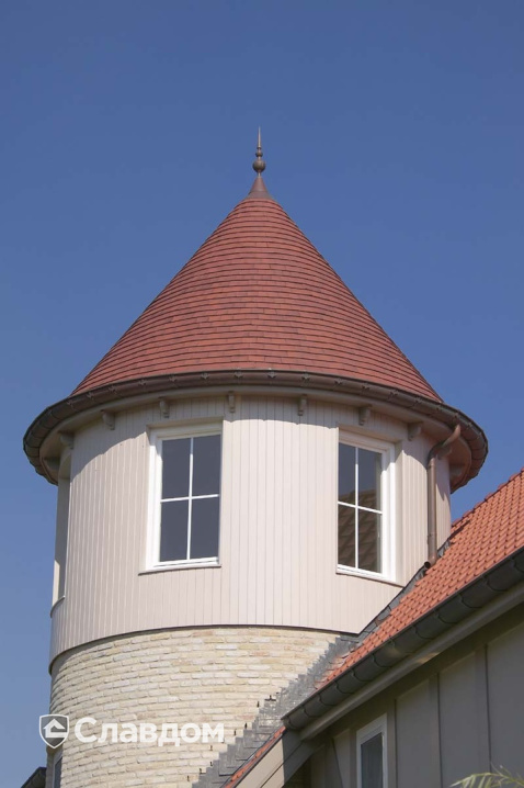 Историческое здание с применением керамической черепицы Koramic 301 Plain Tile Smooth Amarant Engobe