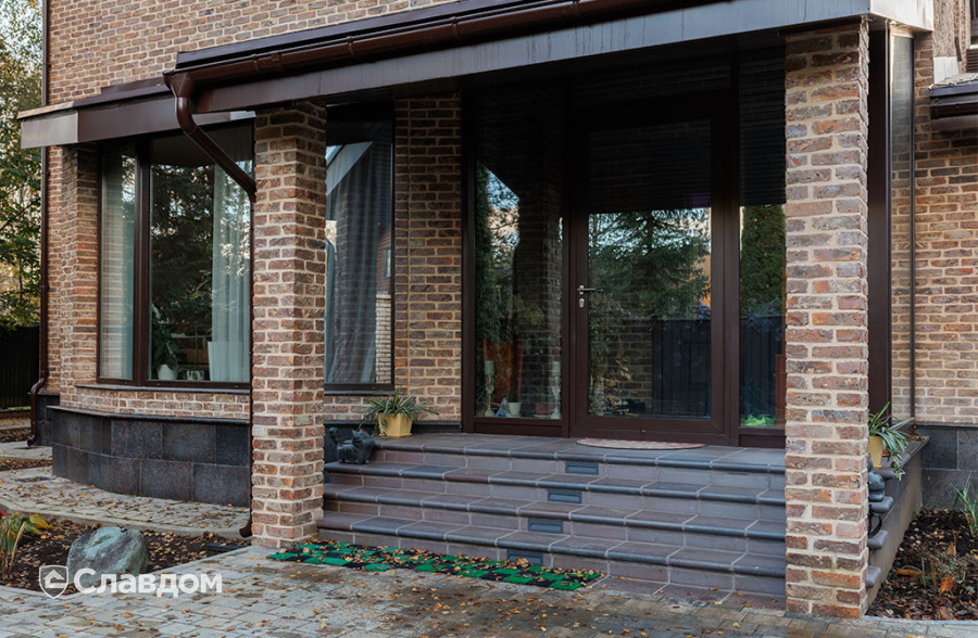 Частный дом с облицовкой кирпичом ручной формовки Сафоново Клинкер №9