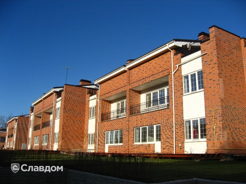 Коттеджный поселок "Солнечный берег" с облицовкой кирпичом Terca Red Flame гладкий