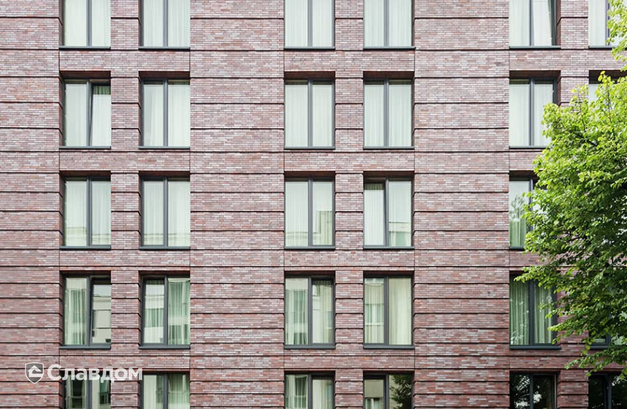 Отель сети Hampton by Hilton с облицовкой кирпичом MUHR 10 Violettblau geflammt