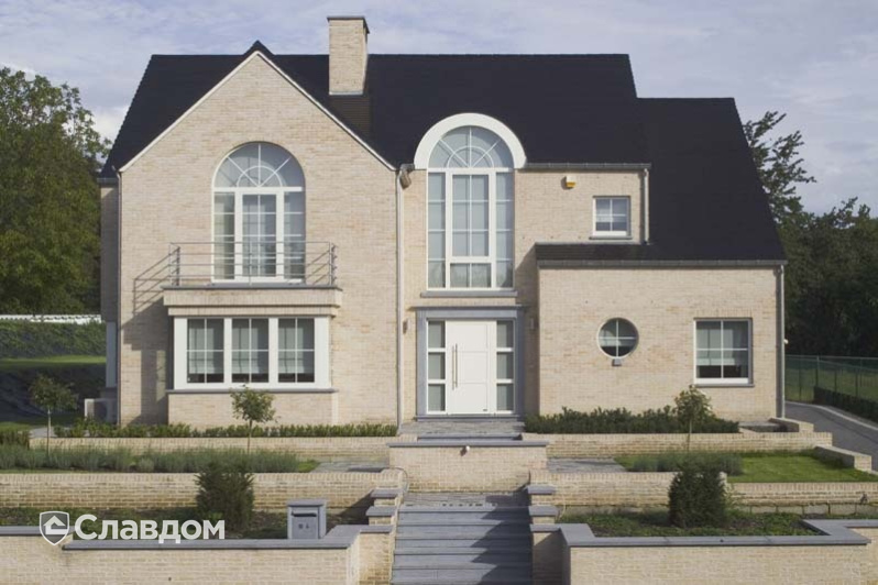 Частный дом с применением керамической черепицы Koramic 301 Plain Tile Smooth Black Glazed