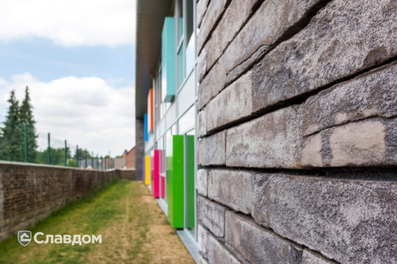 Здание школы с облицовкой кирпичом Terca Iluzo Grijs-zwart