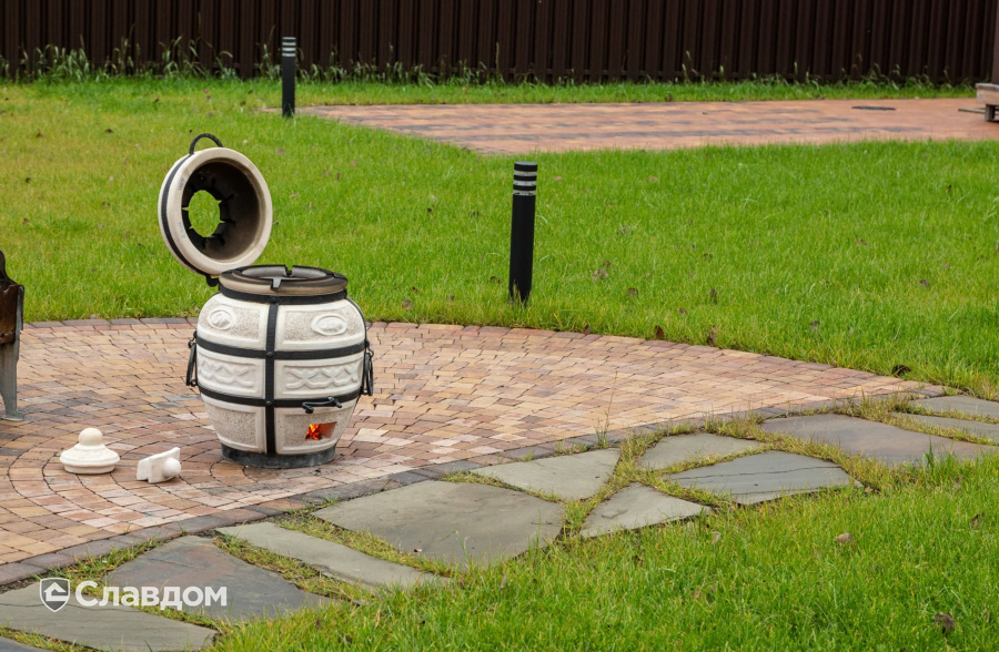 Частный дом в Ленинградской области с мощением плиткой Braer Классико