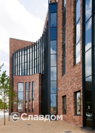 The Womens Organisation с облицовкой кирпичом Terca Topaas