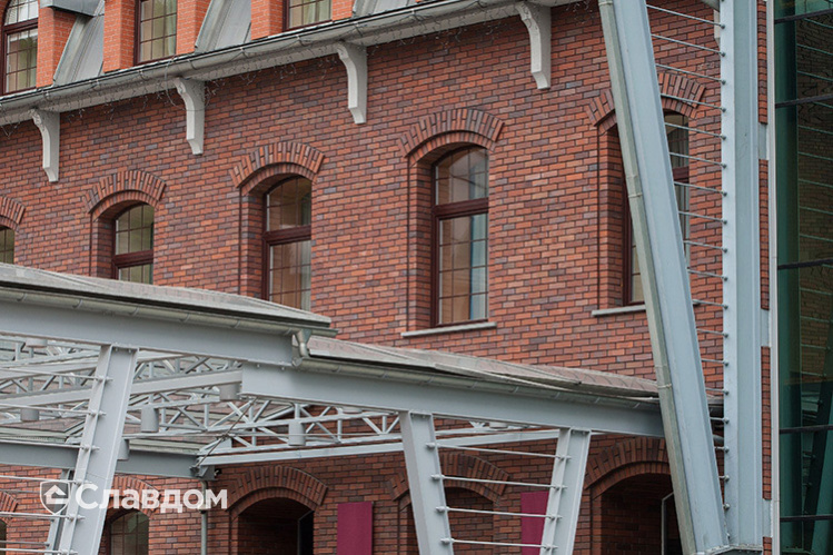 Здание с применением облицовочного кирпича LHL CLASSIC 03-01-15-0100-1