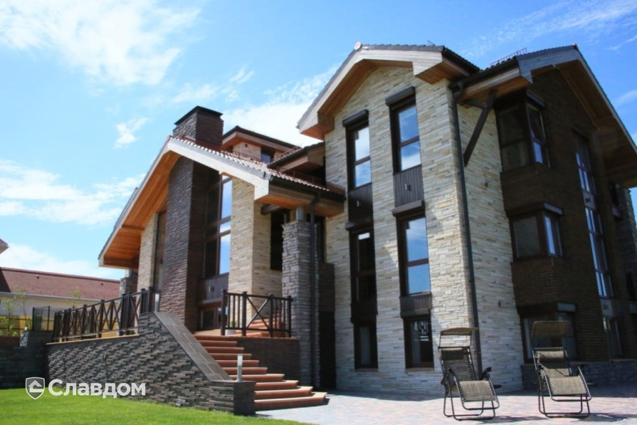 Загородный дом с крышей из черепицы BRAAS