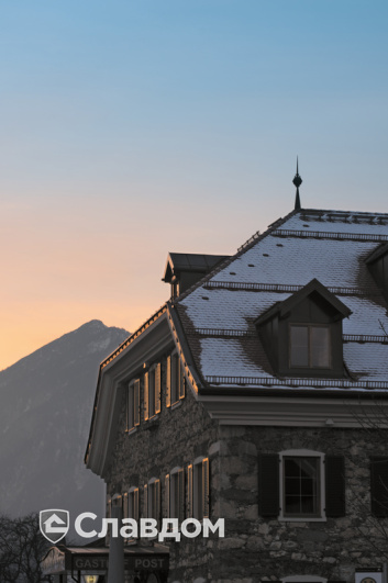 Каменный дом в горах с крышей из черепицы Creaton Biber Klassik Braun Engobiert