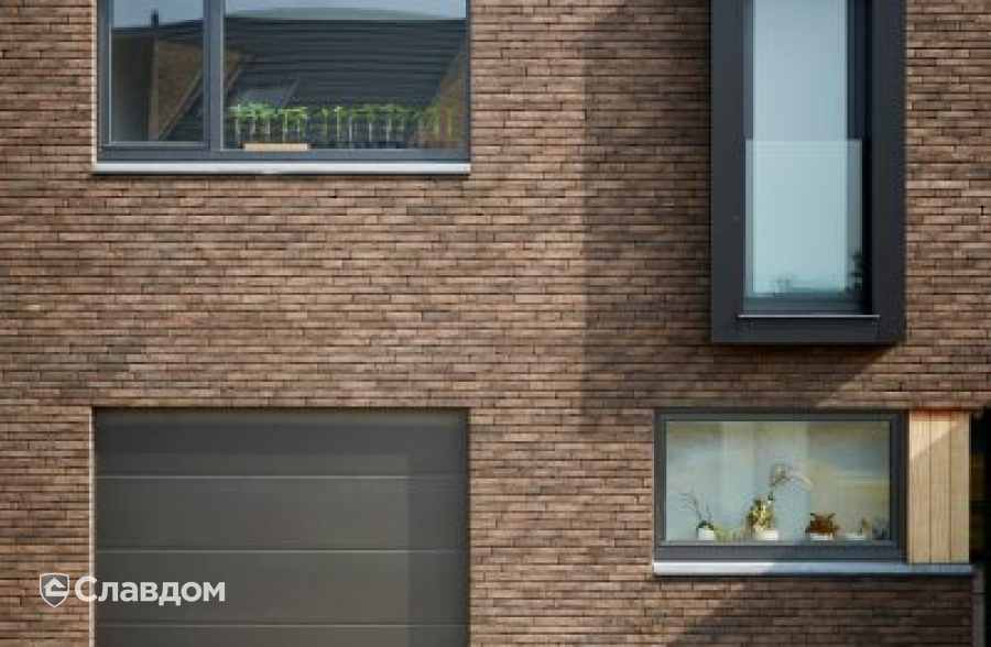 Жилой дом в г.Ронсе с облицовкой кирпичом Terca Iluzo Bruin-Zwart