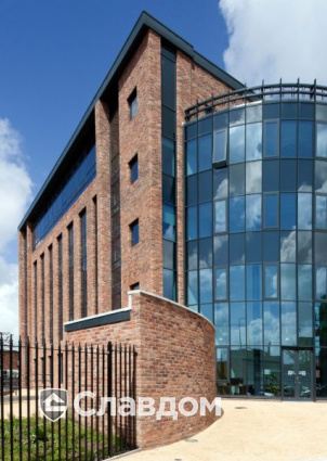 The Womens Organisation с облицовкой кирпичом Terca Topaas