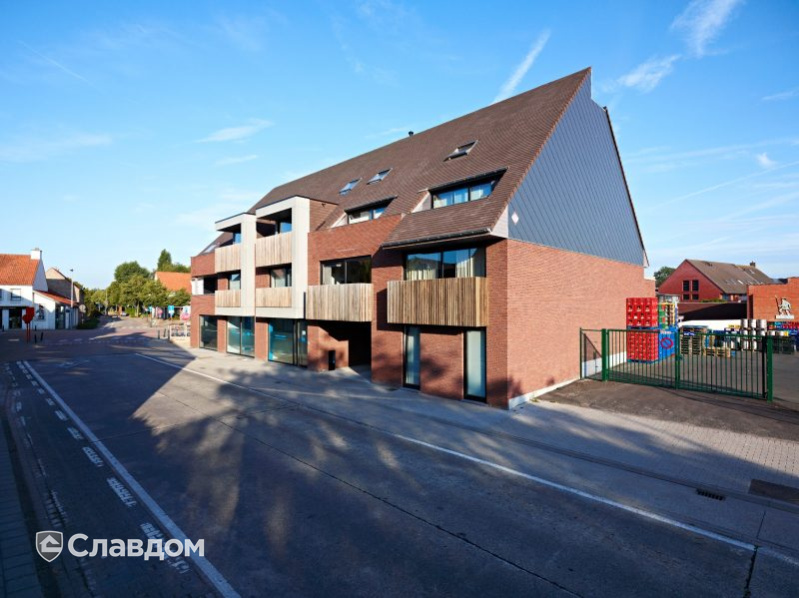 Жилой дом в Зедельгеме с облицовкой кирпичом Terca Iluzo Paars