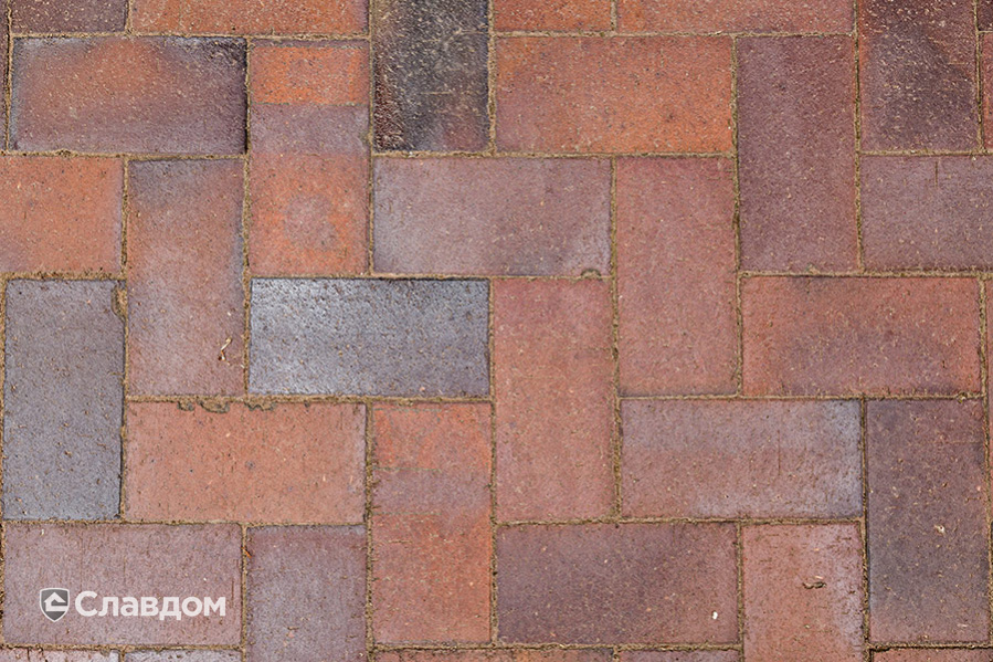 Пешеходная дорожка с применением брусчатки MUHR 04S Rotbraun-bunt special
