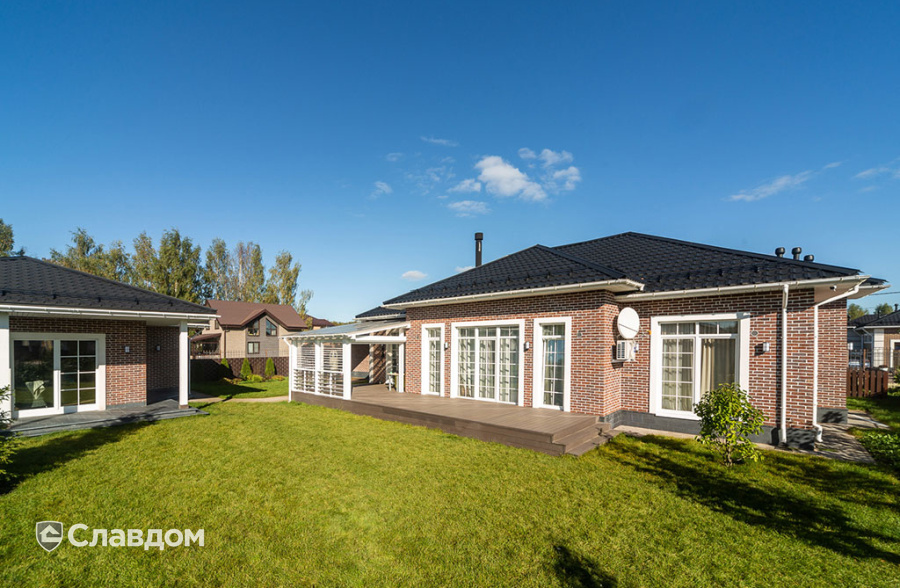 Частный дом с облицовкой плиткой Roben Formback Buntgeflammt