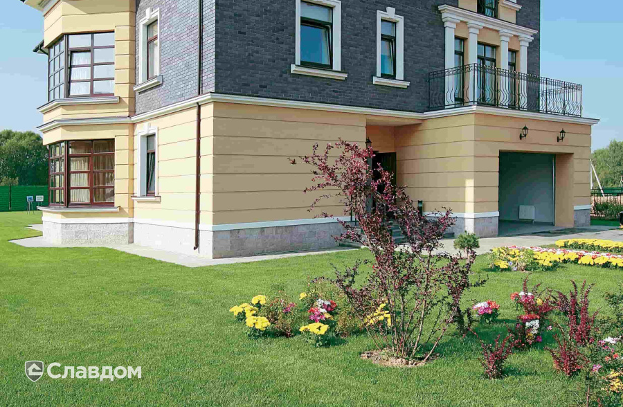 Частный дом с облицовочным кирпичом Feldhaus Klinker 388 cerasi ferrum liso