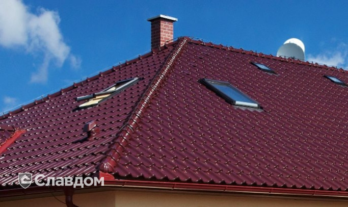 Жилой дом с черепицей TONDACH Самба 70-вишневый глазурь