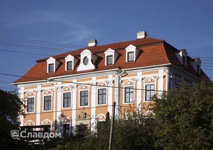 Жилой дом с черепицей TONDACH Романская 10-красный ангоб