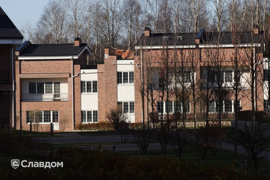 Коттеджный поселок "Солнечный берег" с облицовкой кирпичом Terca Red Flame гладкий