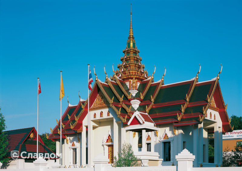 Буддийский храм с крышей Creaton Biber Klassik Weinrot Glasiert и Grun Glasiert