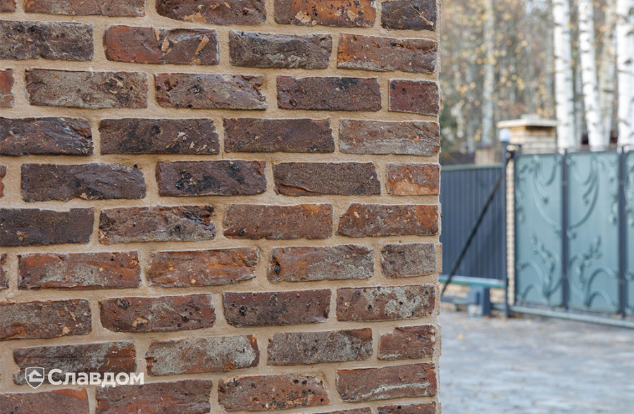 Частный дом с облицовкой кирпичом ручной формовки Сафоново Клинкер №9