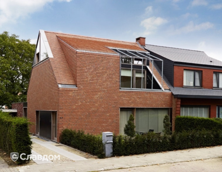 Таунхаус с применением керамической черепицы Koramic Pontigny Plain Tile Brown Flamed