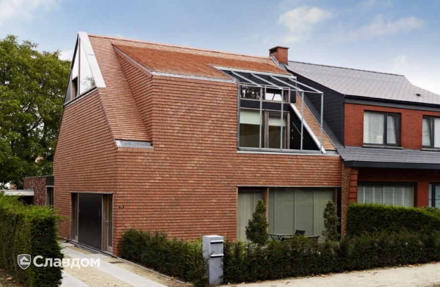 Таунхаус с применением керамической черепицы Koramic Pontigny Plain Tile Brown Flamed