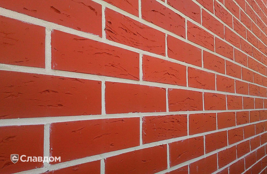 Жилой дом с применением керамического кирпича BRAER красный риф