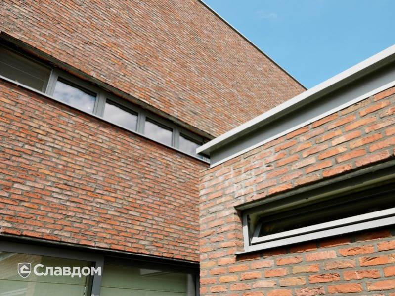 Частный дом в Экло с облицовкой кирпичом Terca Paarsblauw