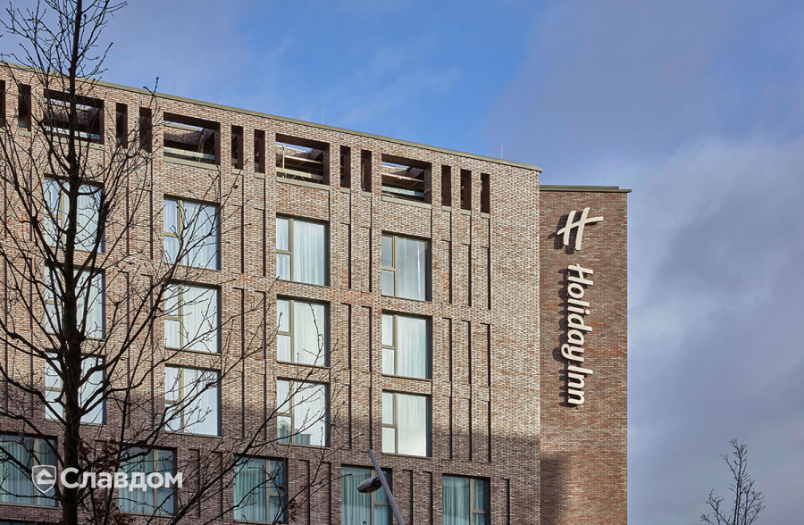 Отель сети Holiday Inn с облицовкой кирпичом MUHR WS10 Violettblau Geflammt