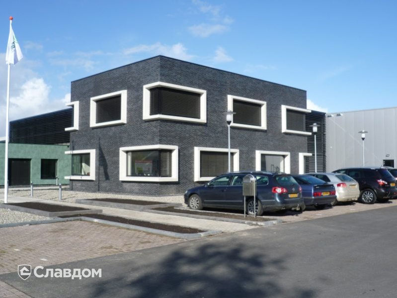 Офис Tolsma Techniek с облицовкой кирпичом Terca Ebonywood