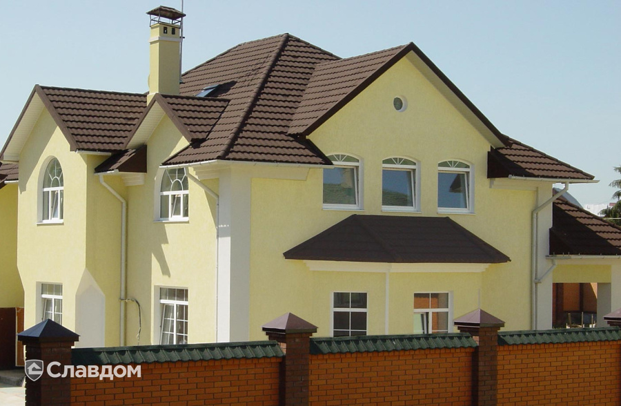 Частный загородный дом с покрытием крыши из композитной черепицы METROTILE МетроБонд кофе