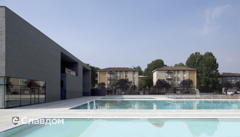 Здание бассейна с облицовкой фасадной плиткой Stroeher Keravette Chromatic 336 metallic black