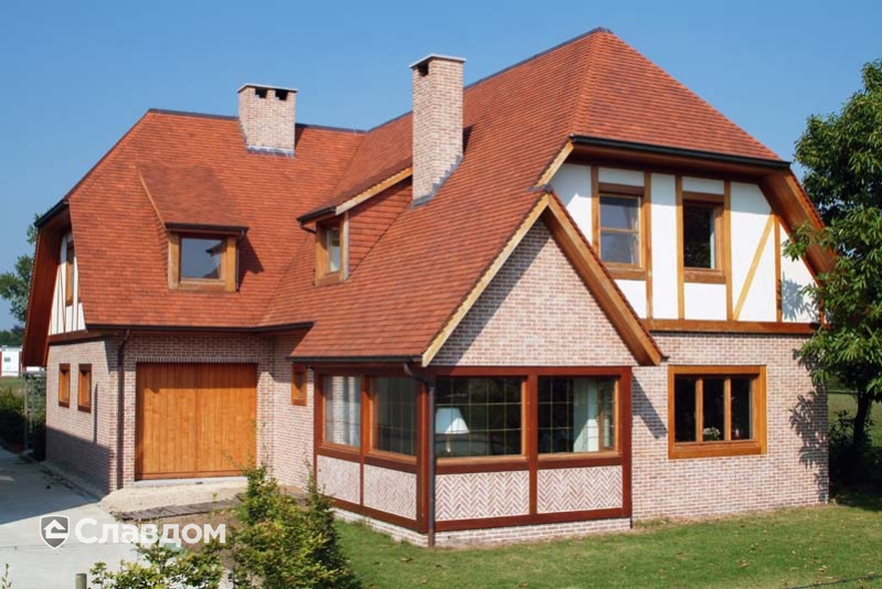 Частный дом с применением керамической черепицы Koramic 301 Plain Tile Smooth Toscana Engobe