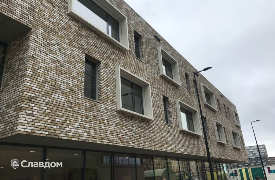 Гараж у дома с применением керамического кирпича ENGELS HANDFORM Carthago