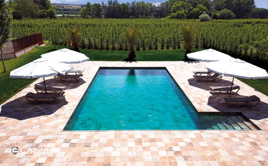 Бассейн с применением плитки Gres Aragon Itaca Mix