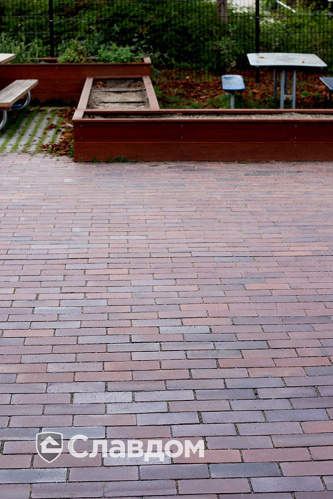 Придомовая территория с применением брусчатки MUHR 04S Rotbraun-bunt special